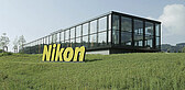 Nikon Hauptsitz Egg: Pfosten-Riegel-Fassade mit sehr grossen Glaselementen.