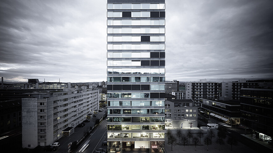 Erstes Wohnhochhaus der Schweiz mit Schiebefenster - von air-lux, die mit der Luftdichtung