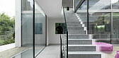 Ganzglas-Treppengeländer, seitlicher Lichthof 2-geschossig