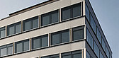 Fassade mit Aliminiumblech-Verkleidung.