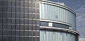 Solarschirm und Profil-Glasfassade.