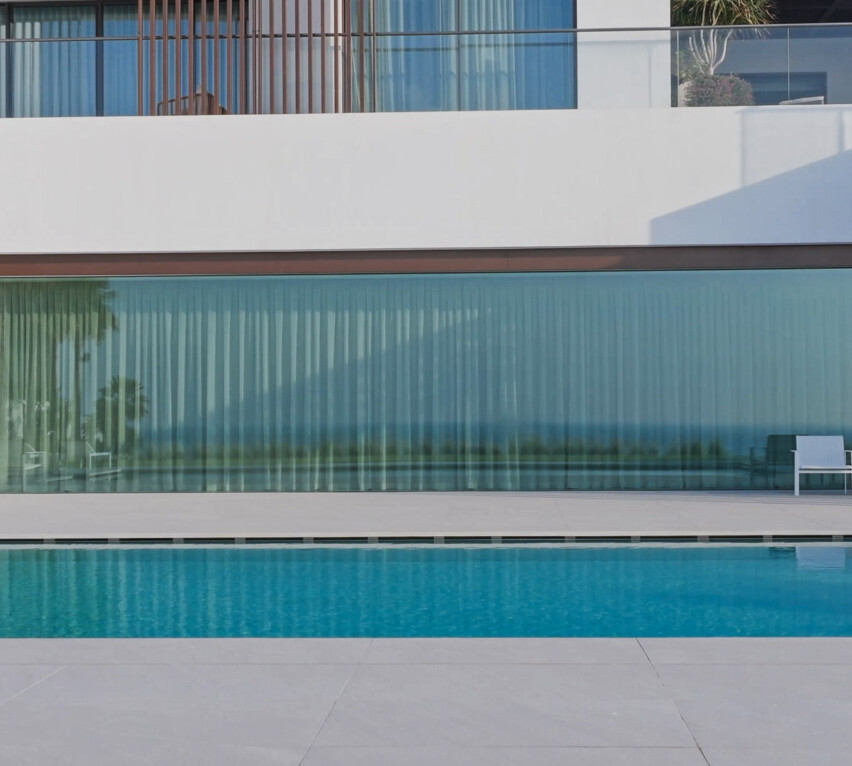 Air Lux Referenz Luxusvilla Dubai Senkfenster Frontansicht Geschlossen